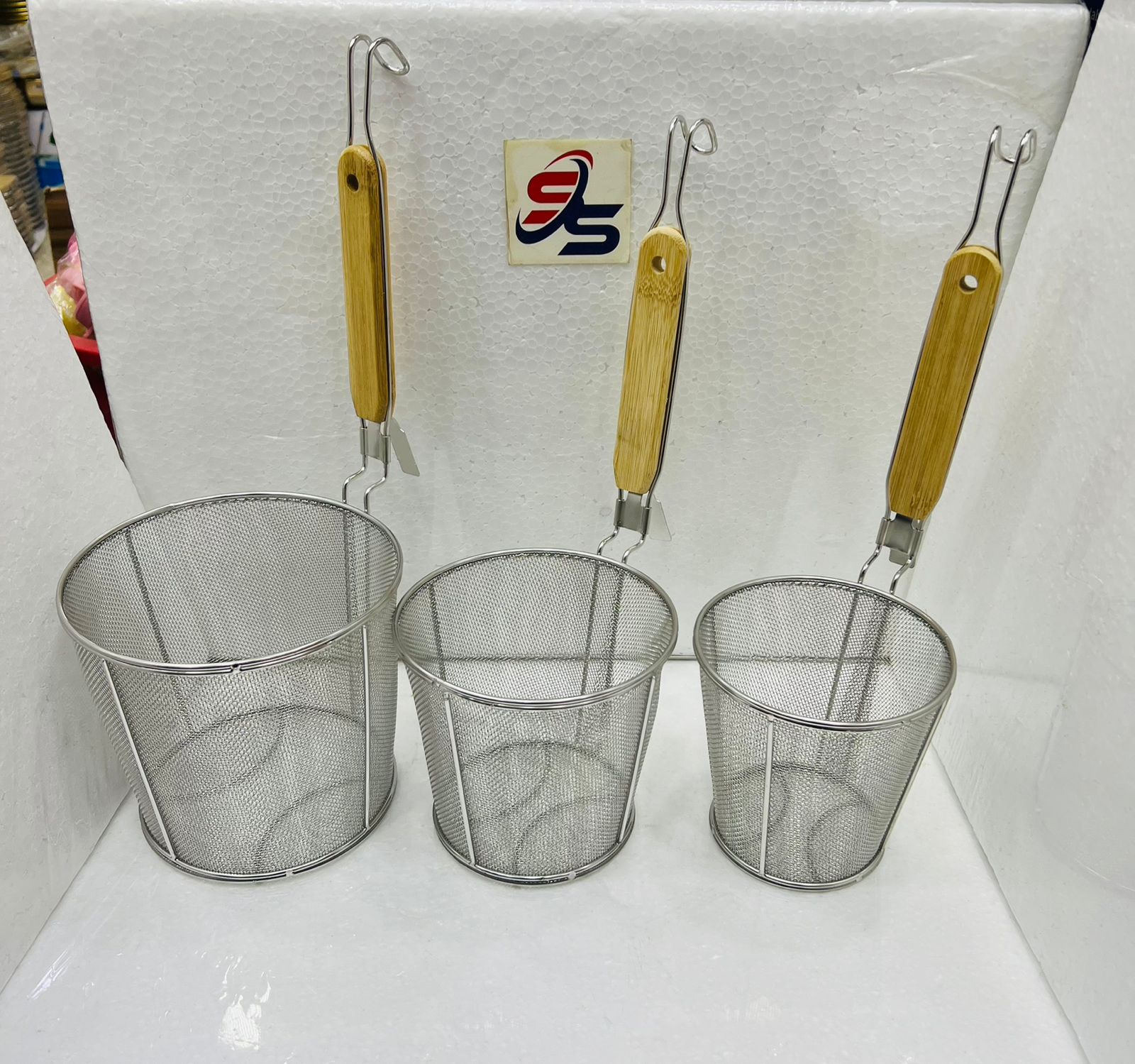Stainless Steel Kitchen Strainer With Wooden Handle, Frying Food Colander With Long Handle, Potato Chef Colander Tool Frying, French Fries Basket, Kitchen Noodles Fried Strainer, Wire Fine Mesh Oil Strainer Stainless Steel Kitchen Strainer With Wooden Handle, Frying Food Colander With Long Handle, Potato Chef Colander Tool Frying, French Fries Basket, Kitchen Noodles Fried Strainer, Wire Fine Mesh Oil Strainer